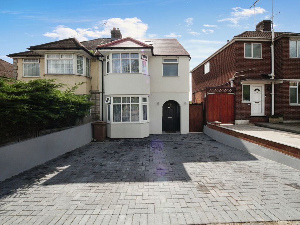 5 bed semidetached house for sale in Crawley Green Road, Luton LU2