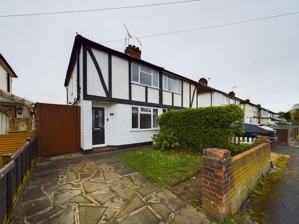 3 bed semidetached house for sale in Jubilee Crescent, Addlestone