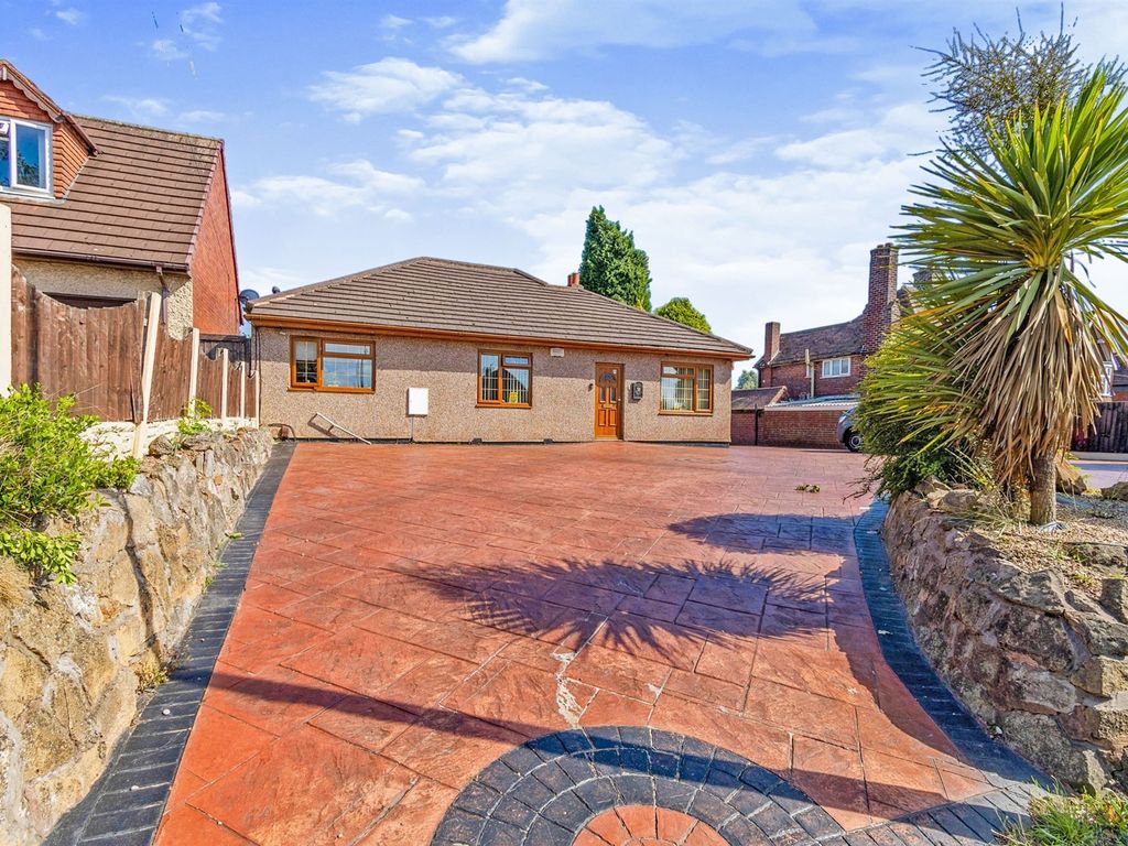 4 bed detached bungalow for sale in Lichfield Road, Shelfield, Walsall