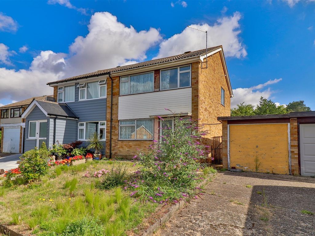 3 bed semidetached house for sale in Cottesford Close, Hadleigh