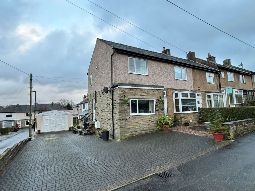 3 bed end terrace house for sale in Holme Road, Halifax HX2, £325,000
