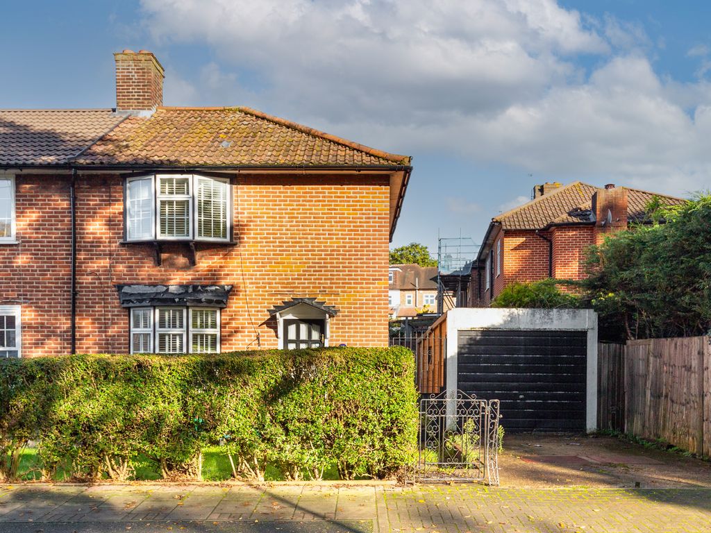 3 bed end terrace house for sale in Ravensworth Road, London SE9, £