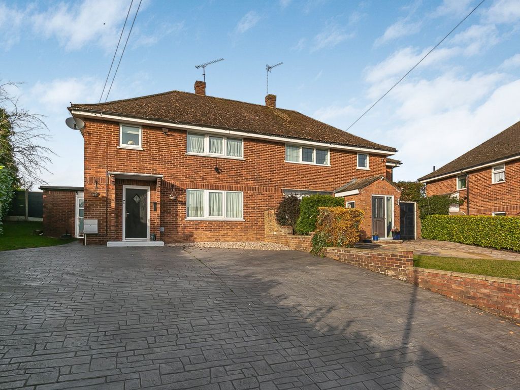3 bed semidetached house for sale in Oakhill Road, Maple Cross