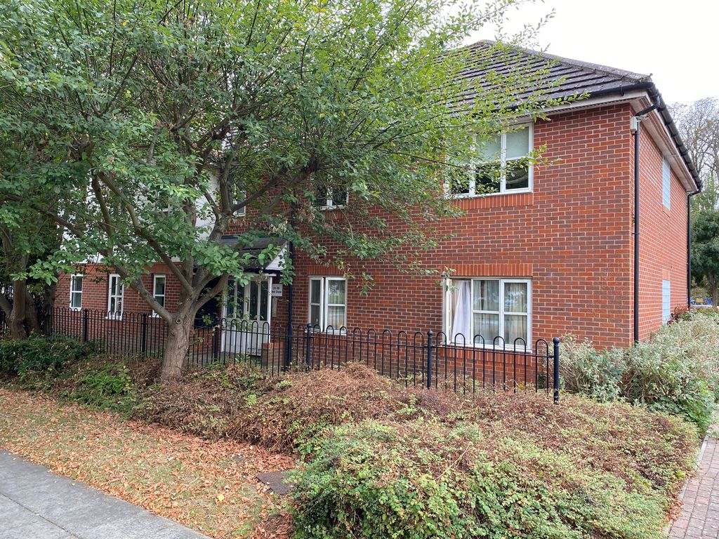 2 bed flat for sale in Reid Close, Hayes UB3 Zoopla