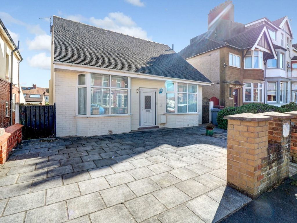 3 bed detached bungalow for sale in Chatsworth Avenue, Bispham, Blackpool FY2, £250,000 Zoopla