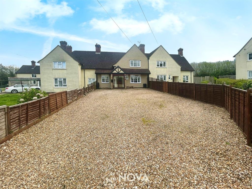 3 bed property for sale in The Shires, Old Bedford Road, Luton LU2, £