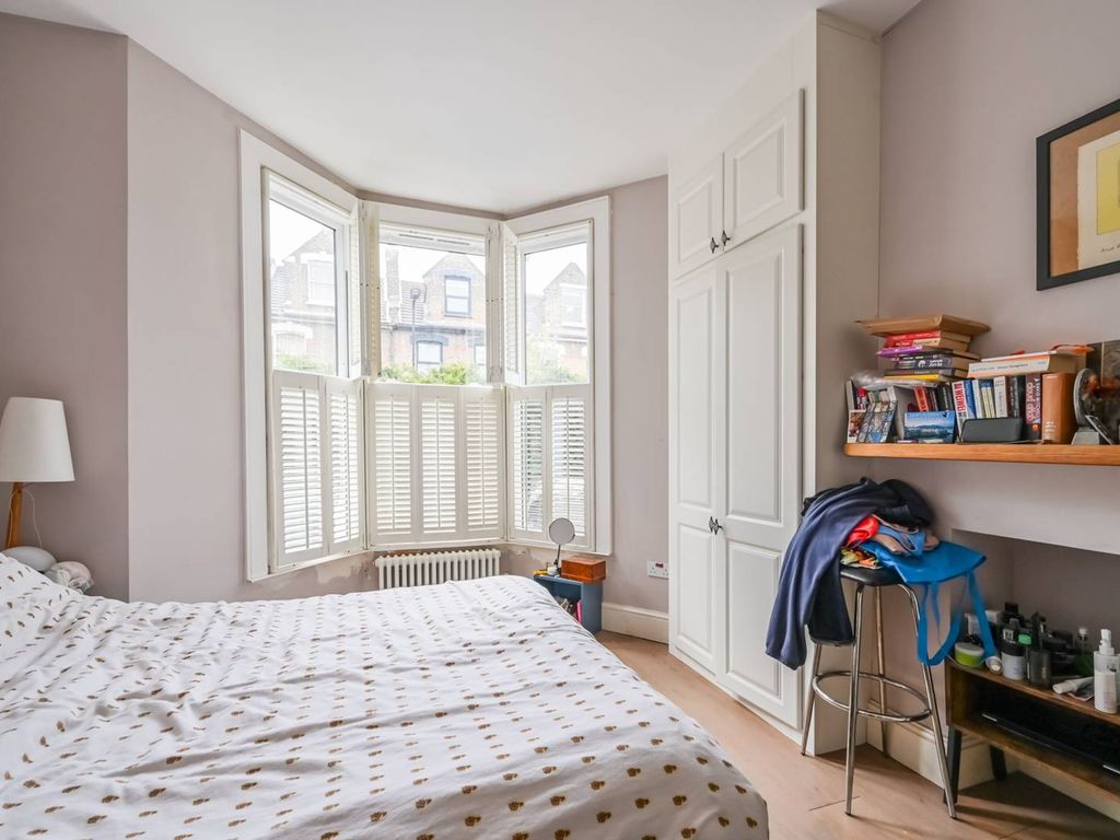 2 bed flat to rent in Brighton Road, Stoke Newington, London N16, £