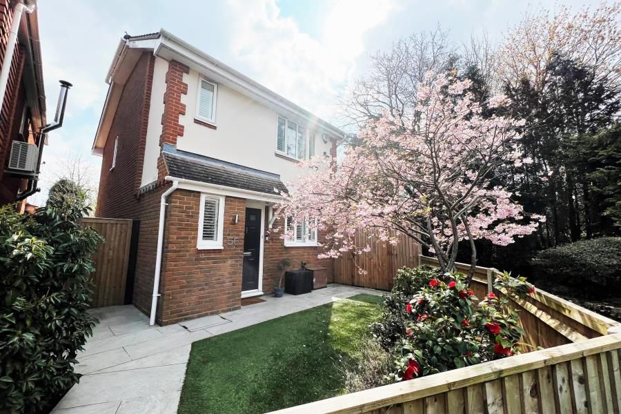 3 bed detached house to rent in Old School Place, Woking GU22 Zoopla