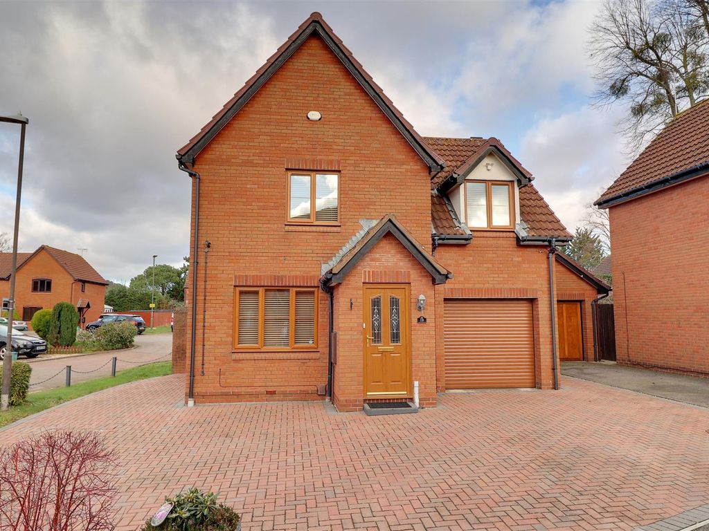 3 bed detached house for sale in Berkeley Close, Hucclecote, Gloucester