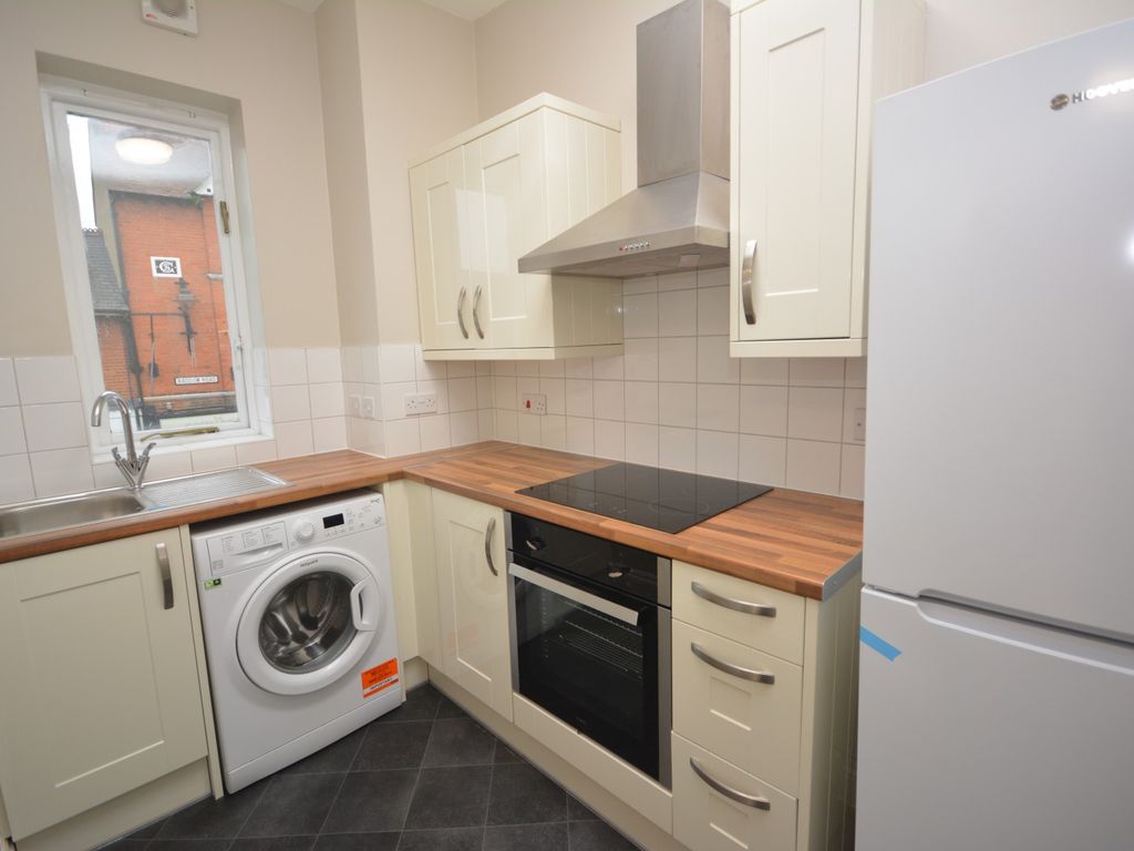 2 bed flat to rent in Baddow Road, Chelmsford CM2, £950 pcm Zoopla