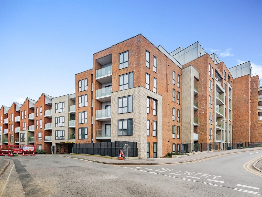 1 bed flat for sale in Queens Road, East Grinstead RH19, £235,000 Zoopla