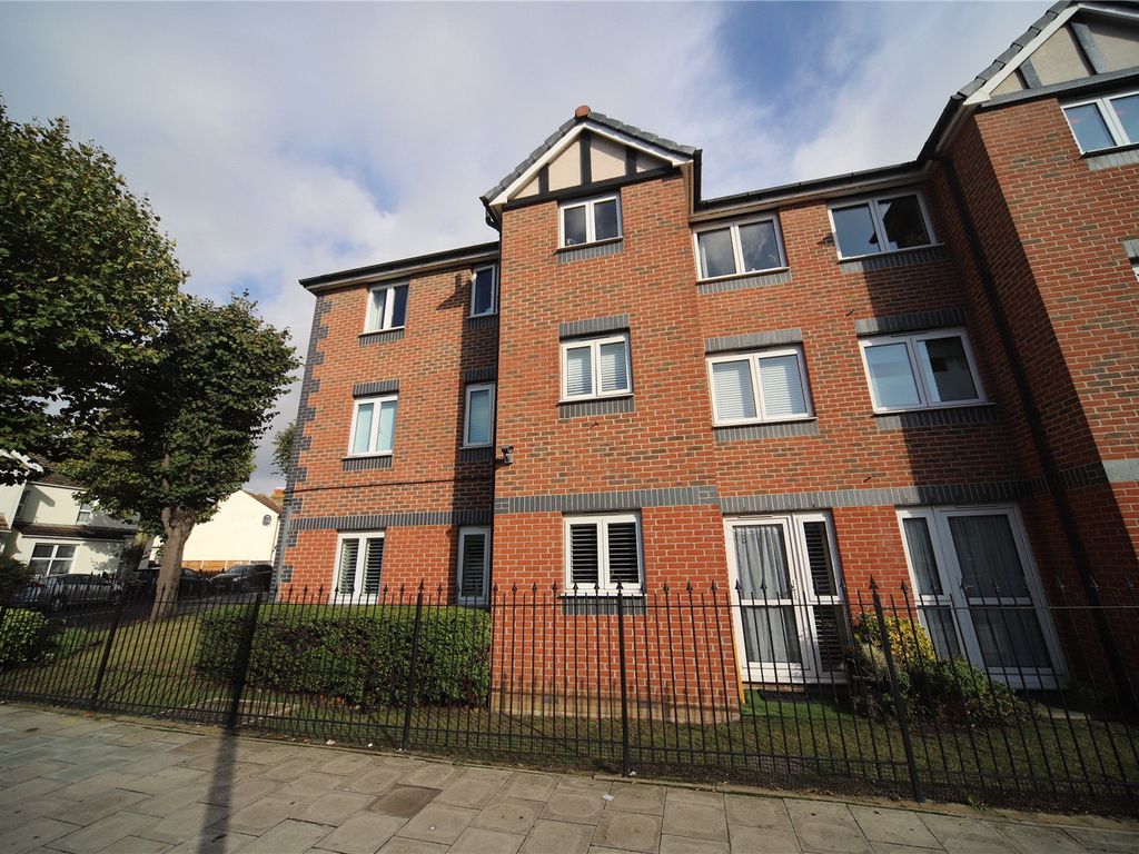 2 bed parking/garage for sale in Balmoral Road, WestcliffOnSea, Essex