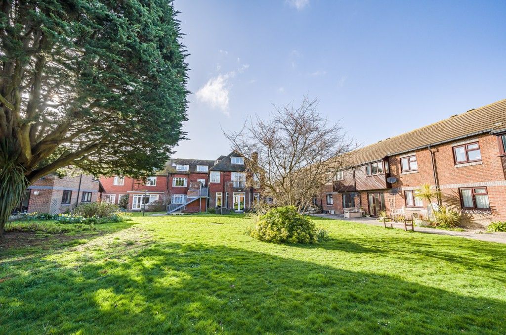 1 bed flat for sale in Sea Front, Hayling Island, Hampshire PO11 Zoopla