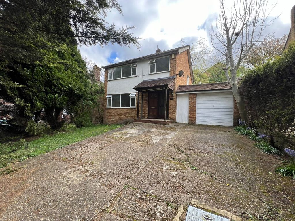 3 bed detached house to rent in Desborough Avenue, High HP11, £