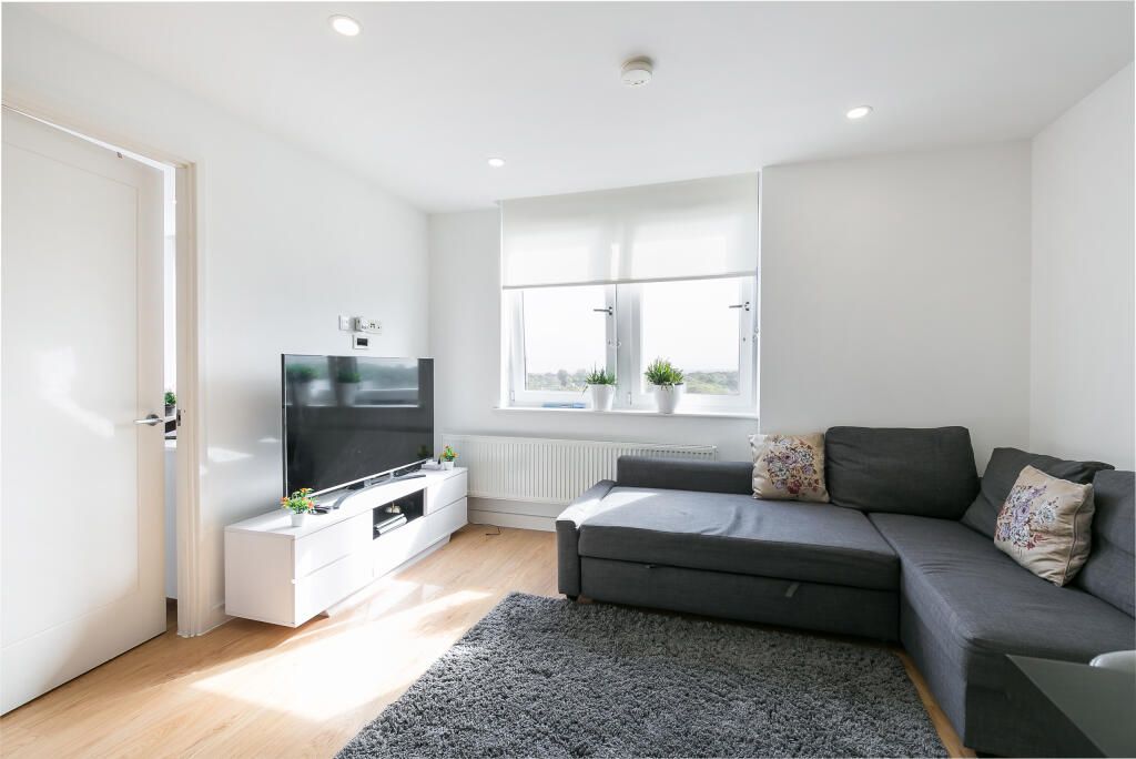 2 bed flat to rent in Cherrydown East, Basildon SS16, £1,425 pcm Zoopla