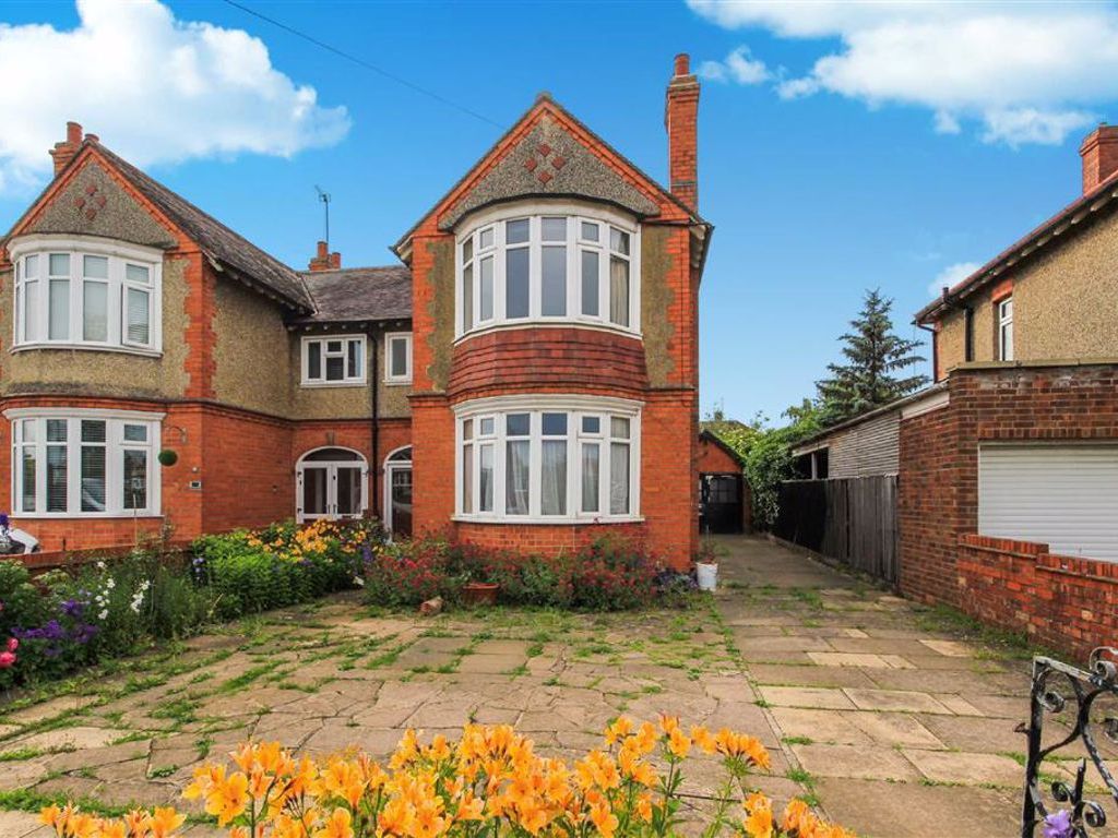 3 bed semidetached house for sale in Northampton Road, Wellingborough