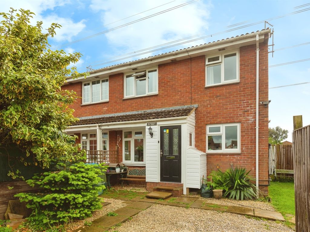 2 bed property for sale in Meredith Drive, Aylesbury HP19, £250,000