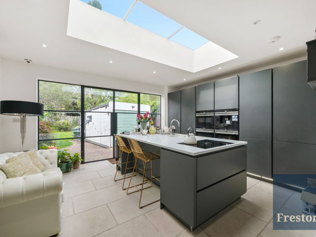 4 bed semidetached house for sale in Greenway, London N14, £999,999