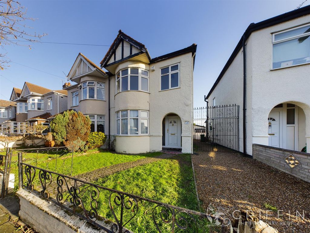3 bed property for sale in Clarence Avenue, Upminster RM14 Zoopla