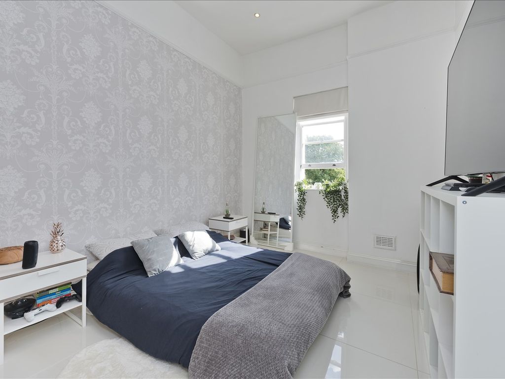 2 bed flat for sale in Road, London W12, £430,000 Zoopla