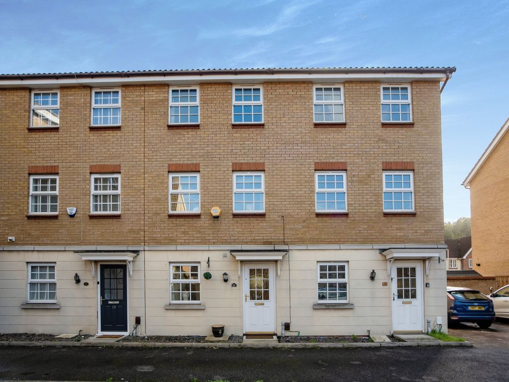 4 bed terraced house for sale in Frobisher Gardens, Chafford Hundred