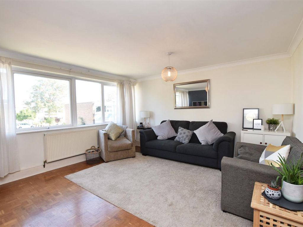2 bed flat to rent in Kings Paddock, Park Close, Hampton TW12, £1,695