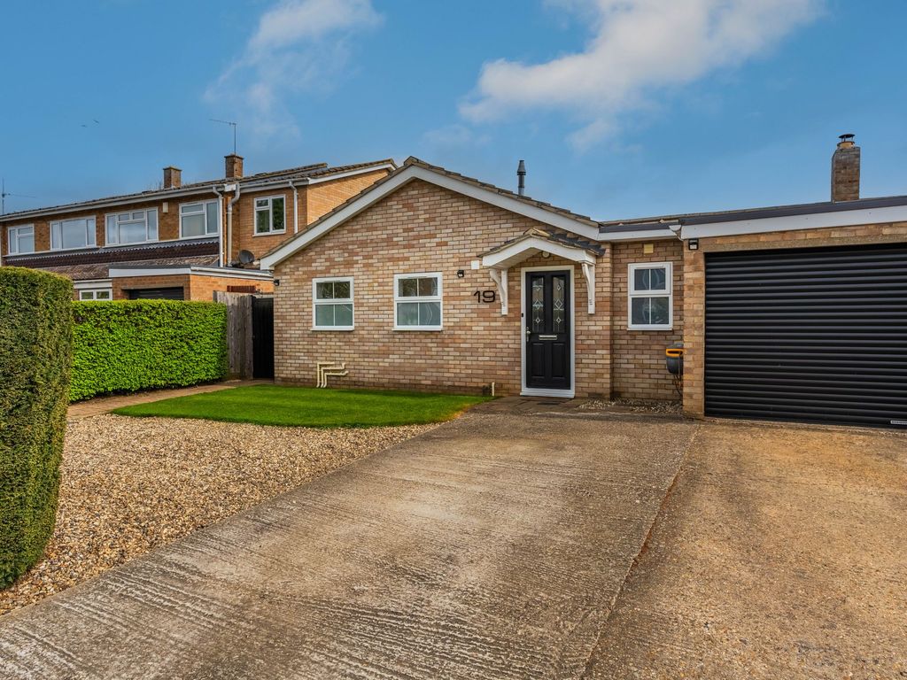 4 bed semidetached bungalow for sale in Pelham Way, Cottenham CB24, £