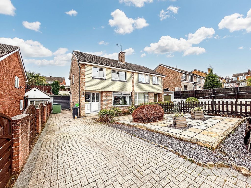 3 bed semidetached house for sale in Elm Grove, Newport NP20, £250,000