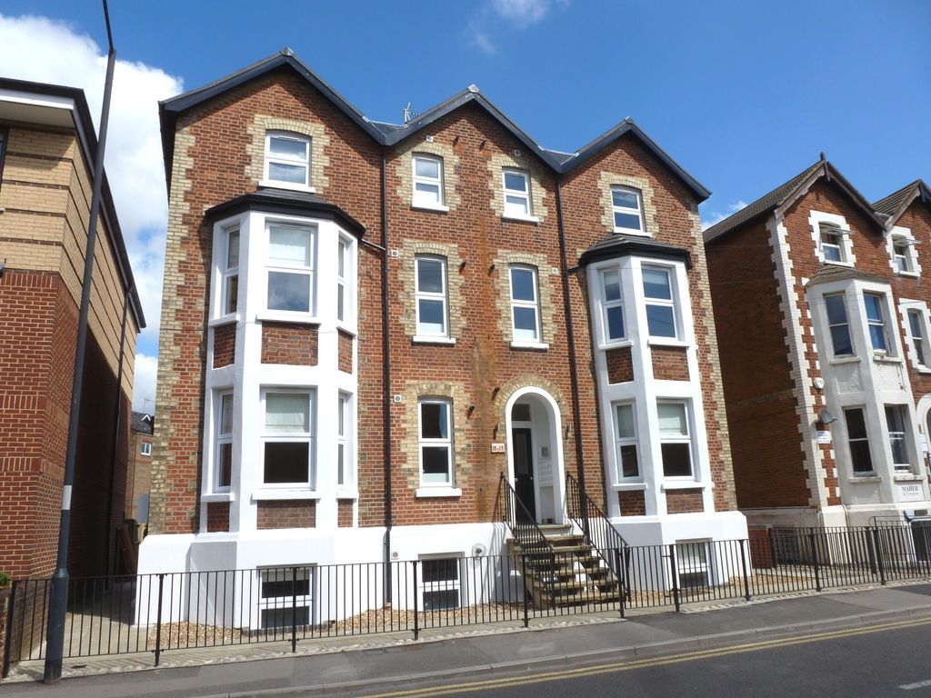 1 bed flat to rent in York Road, Maidenhead SL6, £1,100 pcm Zoopla