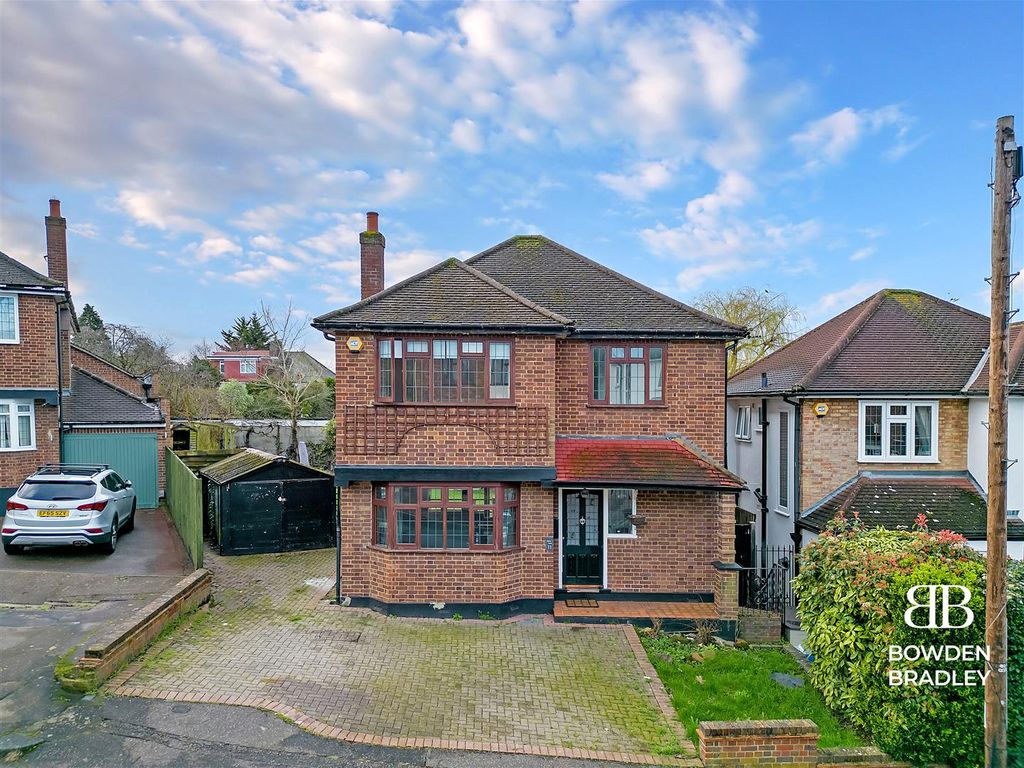 3 bed detached house for sale in Dacre Close, Chigwell IG7, £900,000 Zoopla