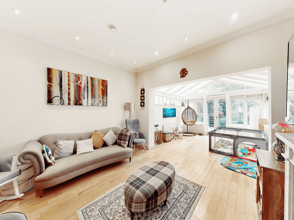 6 bed end terrace house for sale in Alexandra Park Road, London N22, £