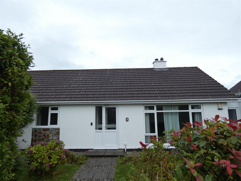 2 bed property to rent in Knights Meadow, Carnon Downs, Truro TR3, £