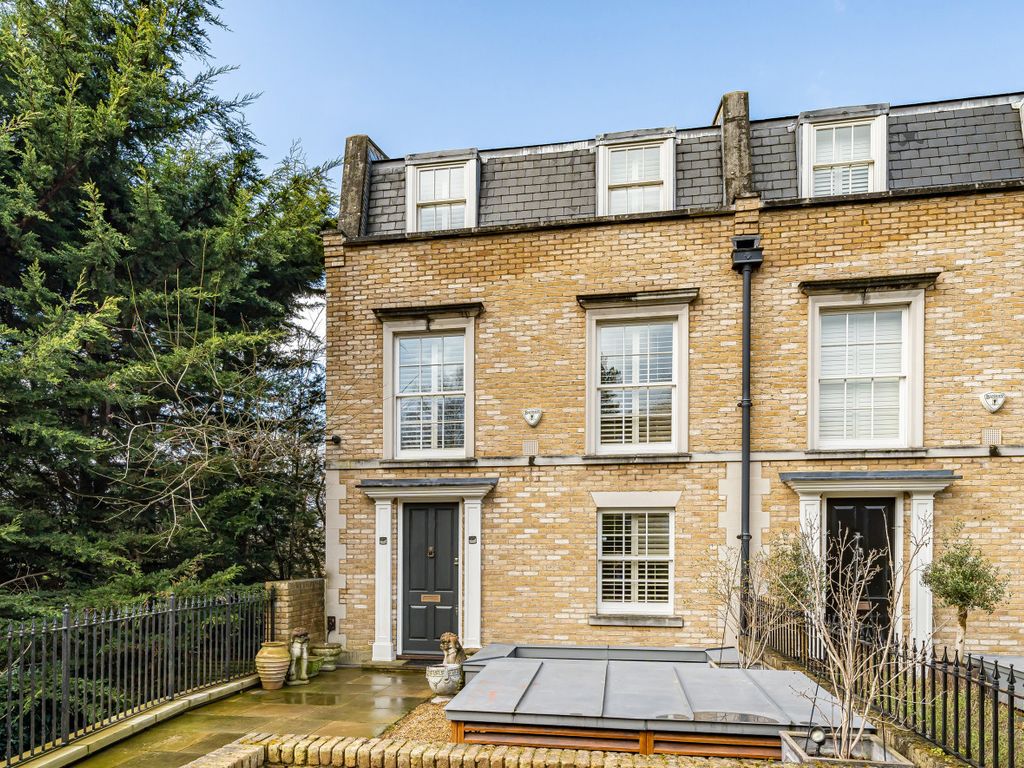 5 bed end terrace house for sale in Woodclyffe Drive, Chislehurst, Kent