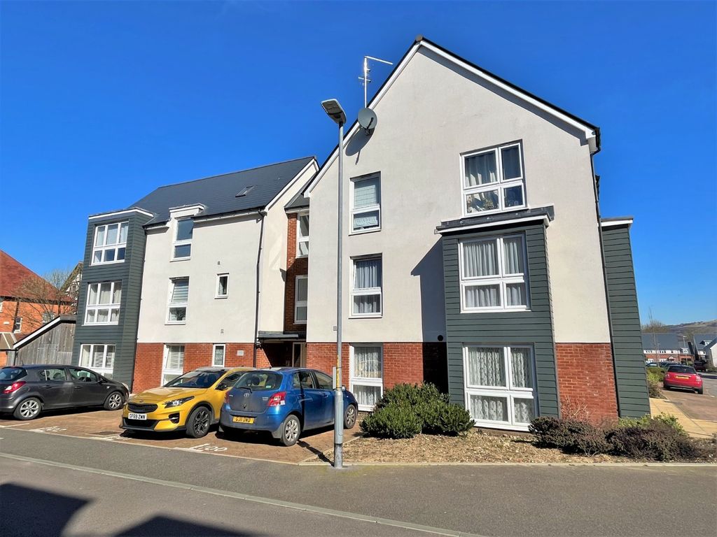 2 bed flat for sale in Foster Way, Folkestone, Kent CT20, £68,250 Zoopla