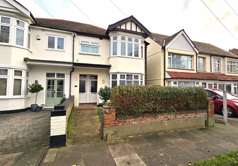 2 bed flat to rent in Brunswick Road, SouthendOnSea SS1, £1,200 pcm