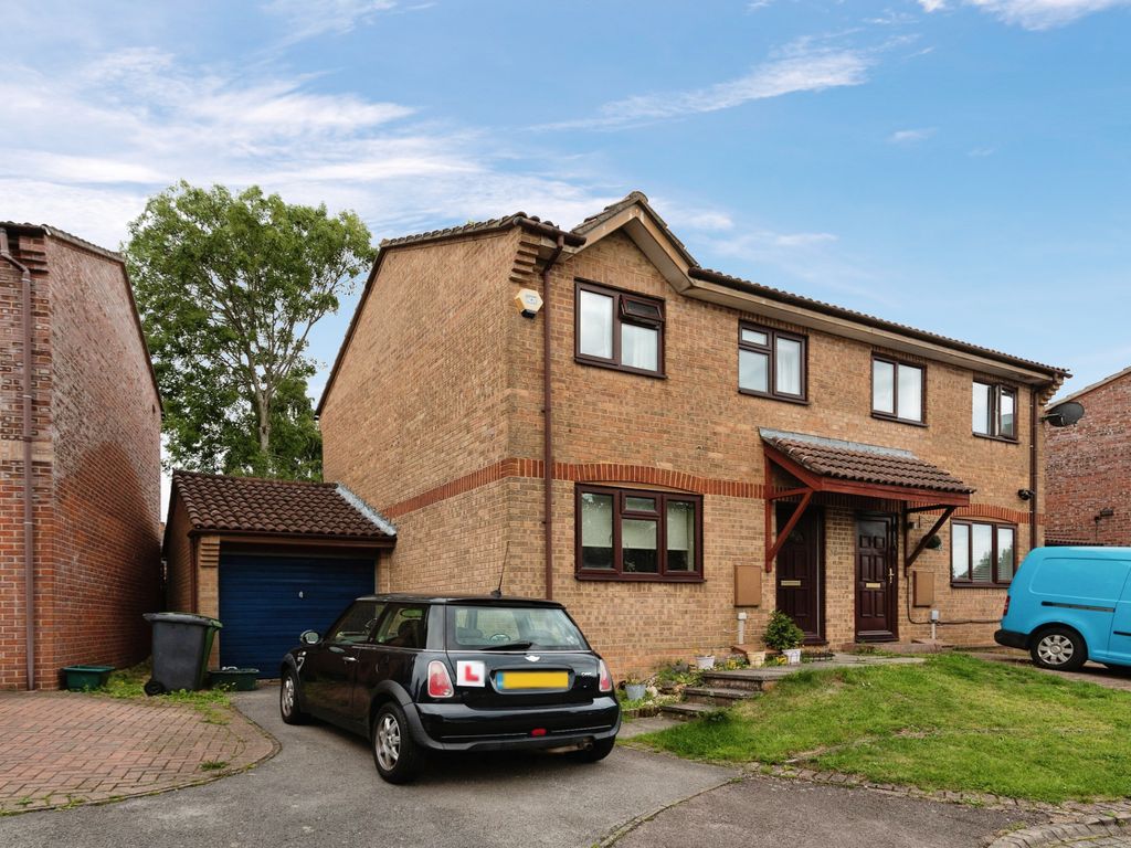 3 bed semidetached house for sale in Galloway Close, Basingstoke