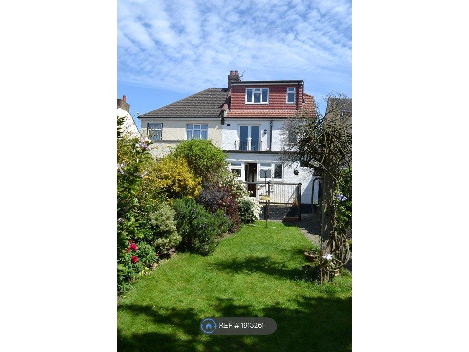 4 bed semidetached house to rent in Princes Road, Romford RM1, £2,500