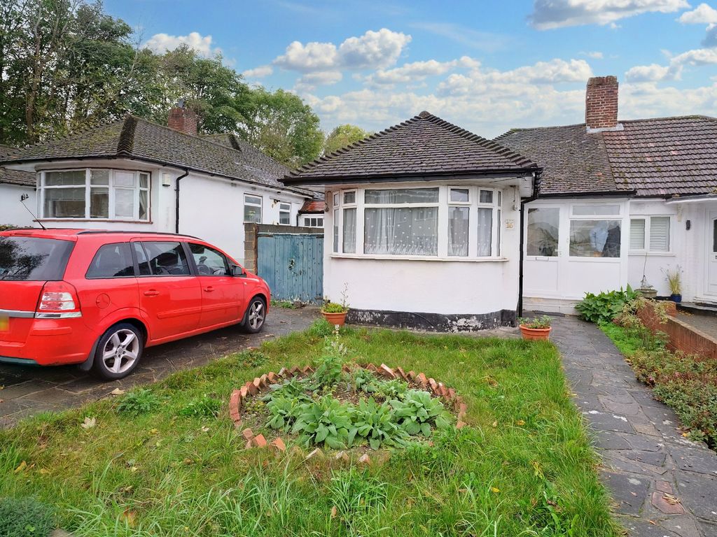 3 bed semidetached bungalow for sale in Melrose Crescent, Farnborough