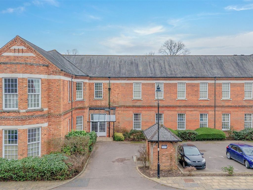 3 bed flat for sale in Cayton Road, NetherneOnTheHill CR5, £625,000