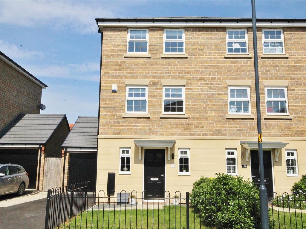 3 bed semidetached house to rent in Coupland Road, Selby YO8, £995 pcm