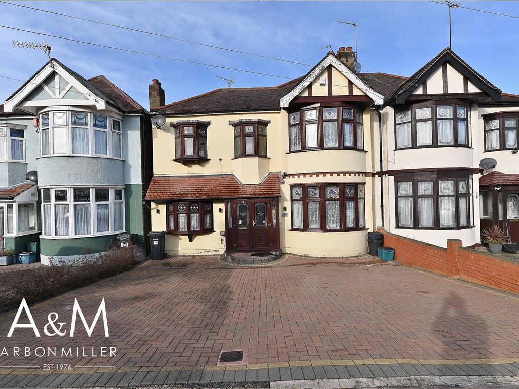 4 bed semidetached house to rent in Stoneleigh Road, Clayhall, Ilford
