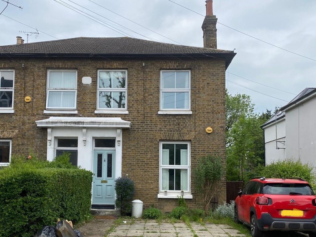2 bed to rent in Eastern Road, Gidea Park, Romford RM1, £