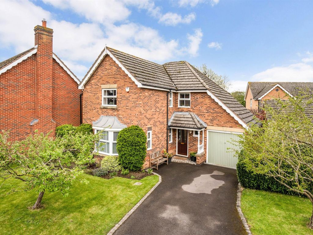 4 bed property for sale in Murray Close, Cleeve, Cheltenham