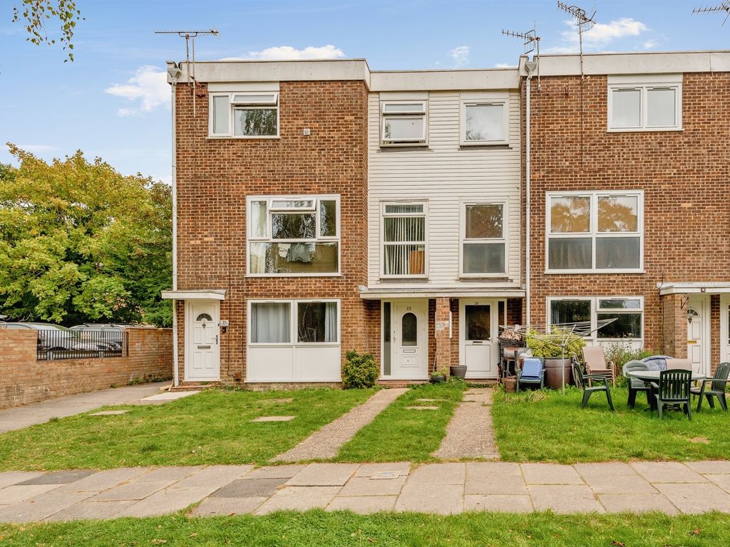 2 bed flat for sale in Hyde Heath Court, Crawley RH10, £220,000 Zoopla