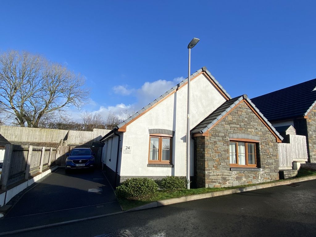 2 bed bungalow for sale in Newton Fields, Kilgetty, Pembrokeshire SA68