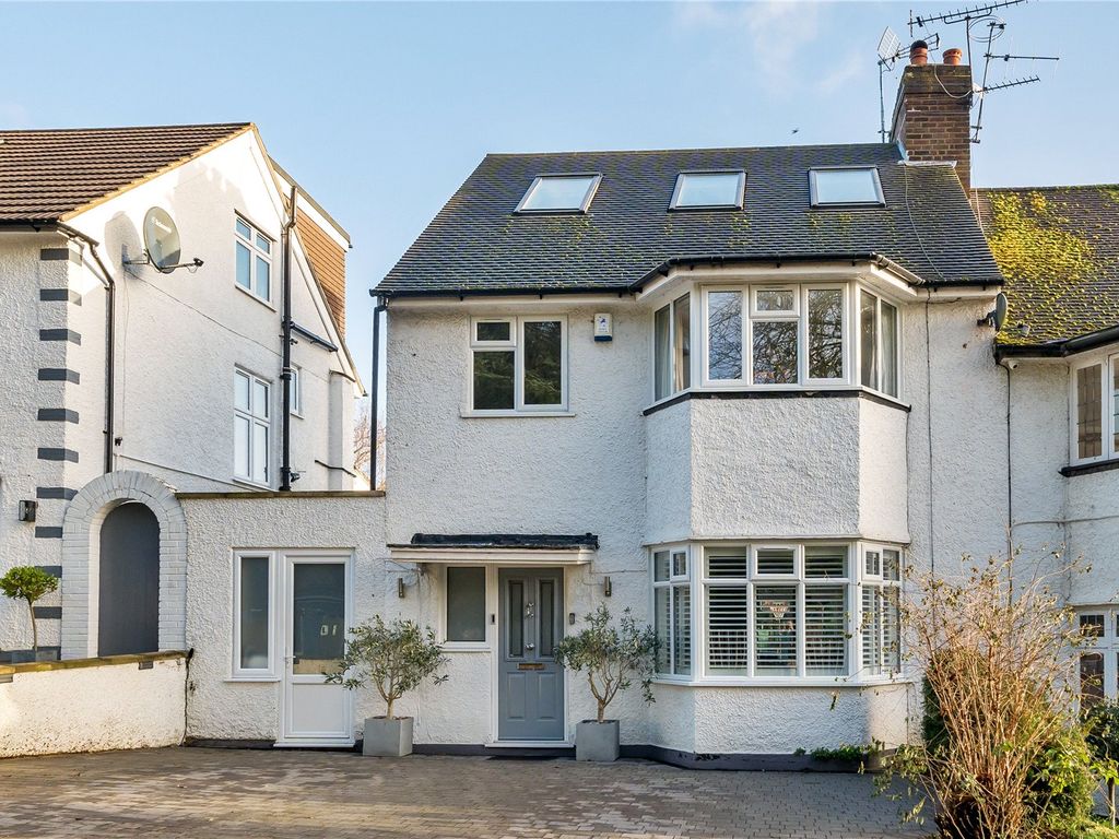 4 bed semidetached house for sale in Abbotts Road, New