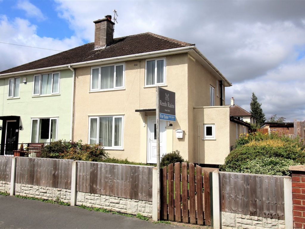 3 bed semidetached house for sale in Shackleton Road, Clay Lane