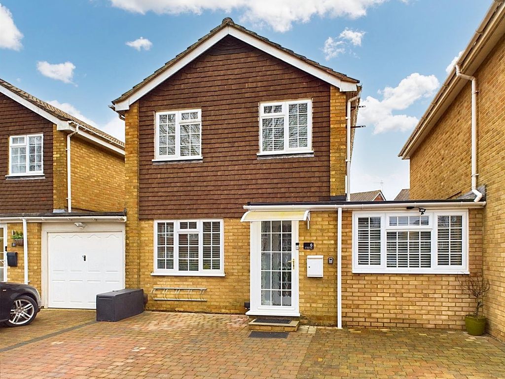 4 bed detached house for sale in St. Hildas Close, Crawley RH10, £