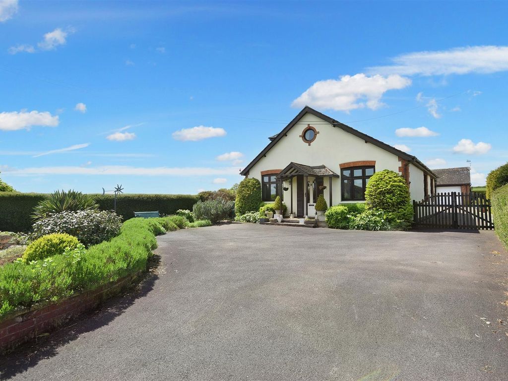 3 bed detached bungalow for sale in Thornhill Road, Stalbridge