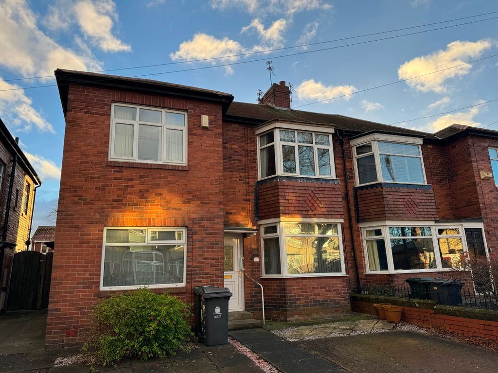 2 bed flat to rent in Queen Alexandra Road West, North Shields NE29, £